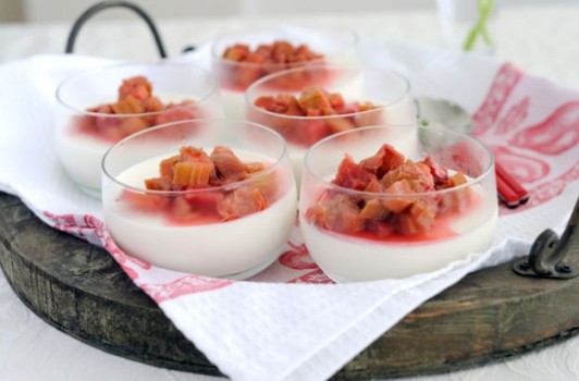 panna-cotta-with-poached-rhubarb-532x350