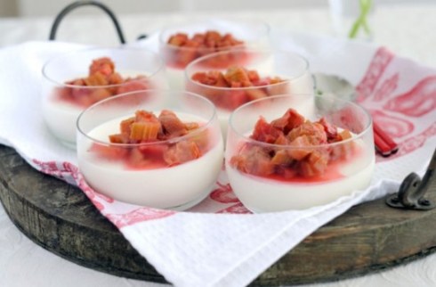 panna-cotta-with-poached-rhubarb-532x350